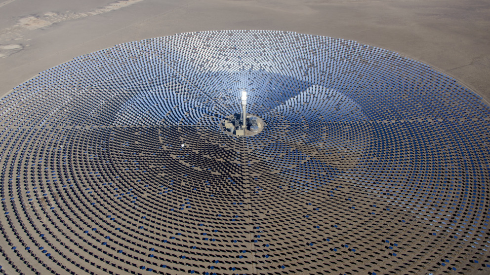Bei der konzentrierten Solarthermie wird Wärme von Sonnenstrahlen zur Stromerzeugung genutzt. Die Sonnenstrahlen werden dabei über Spiegelelemente auf einer Absorberfläche gebündelt.