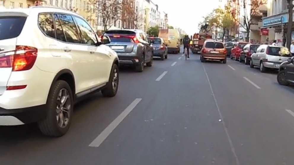 Radfahren auf dem Kottbusser Damm vor der Coronavirus-Krise.